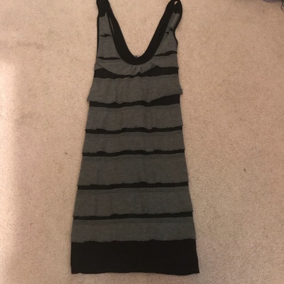 A sleeveless black and grey ruffled top - Picture 2 of 2